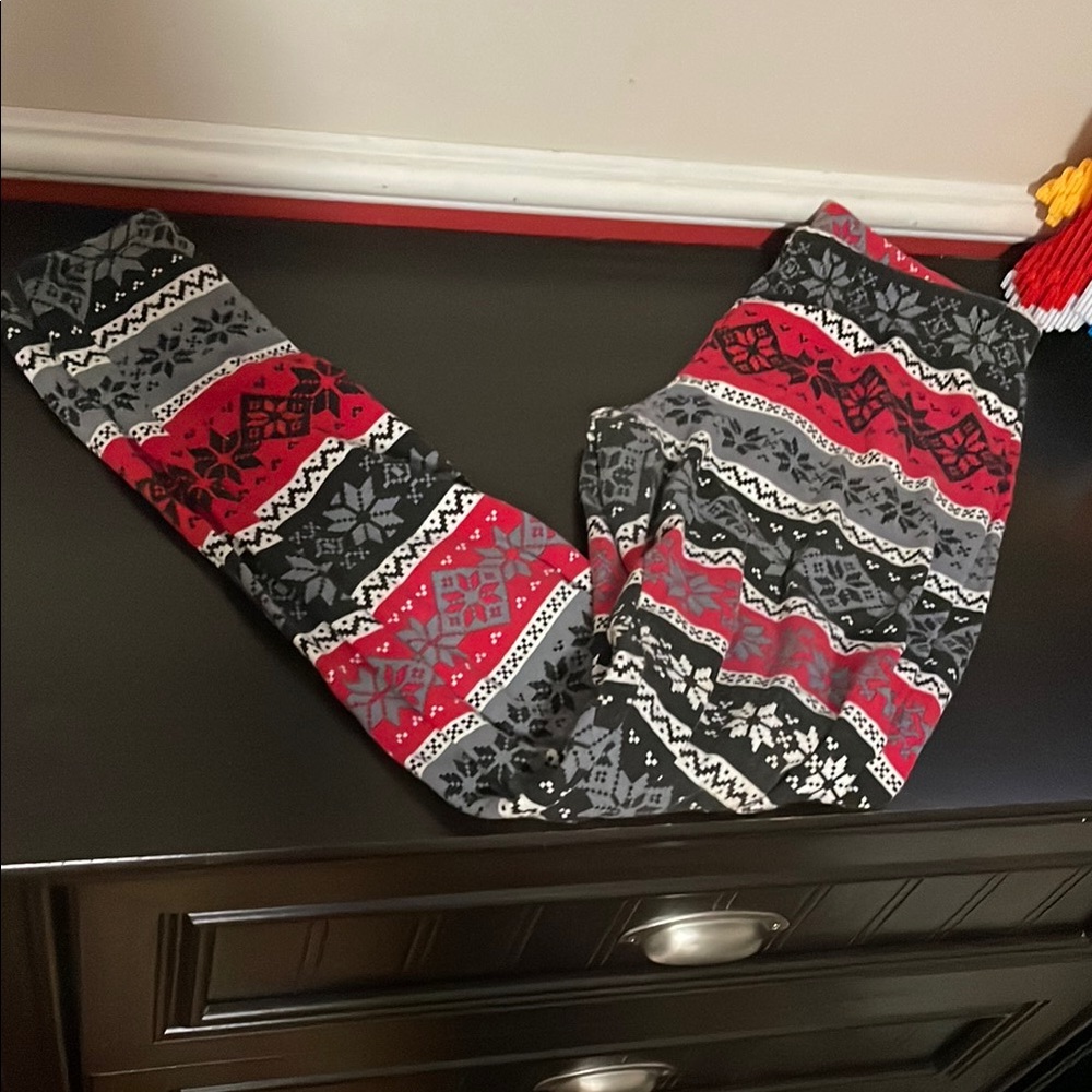 🎉Red and Gray Patterned Leggings
